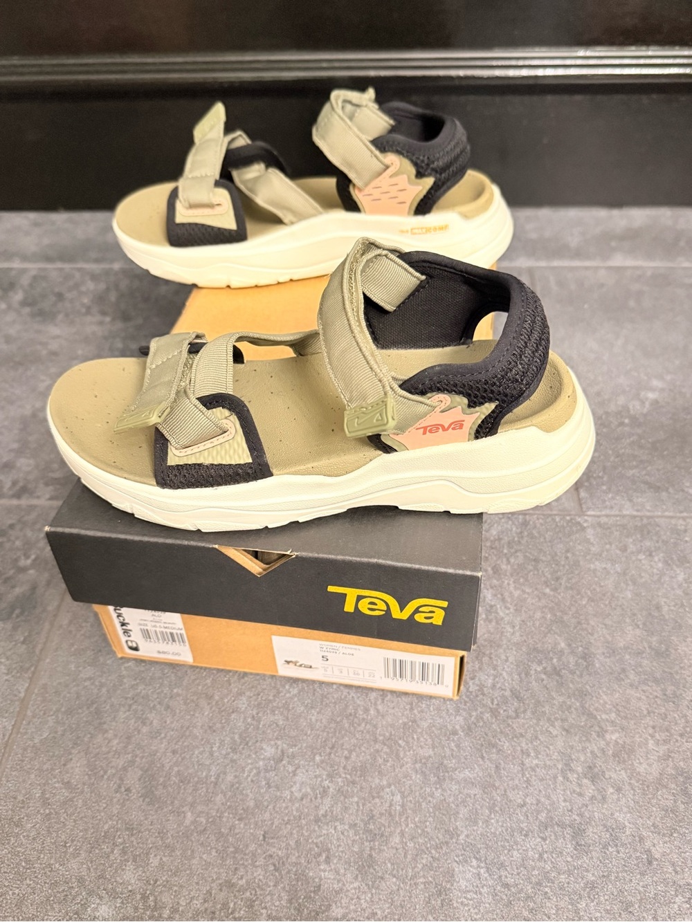 Teva Zymic Aloe Women’s Sport Sandals Size 5 MaxComf Hiking Walking EUC w/ Box